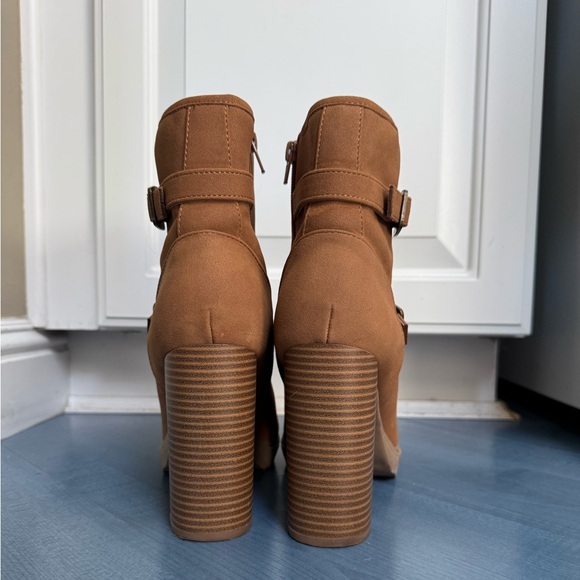 Report Women’s Size 10 Dakota Camel Block Heel Lug Boots with Buckles - Picture 4 of 6